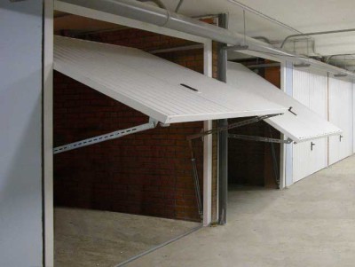 Пример подъемно-поворотных гаражных ворот.