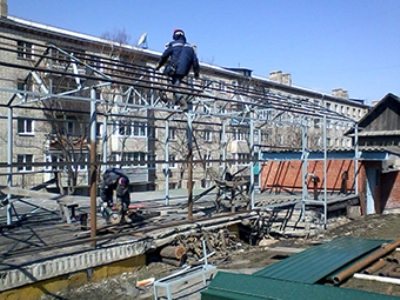 Монтаж навеса с каркасом из металла.