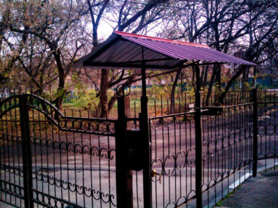 Козырек в форме «домика»