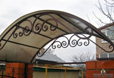 Козырек из поликарбоната с коваными элементами на калитку